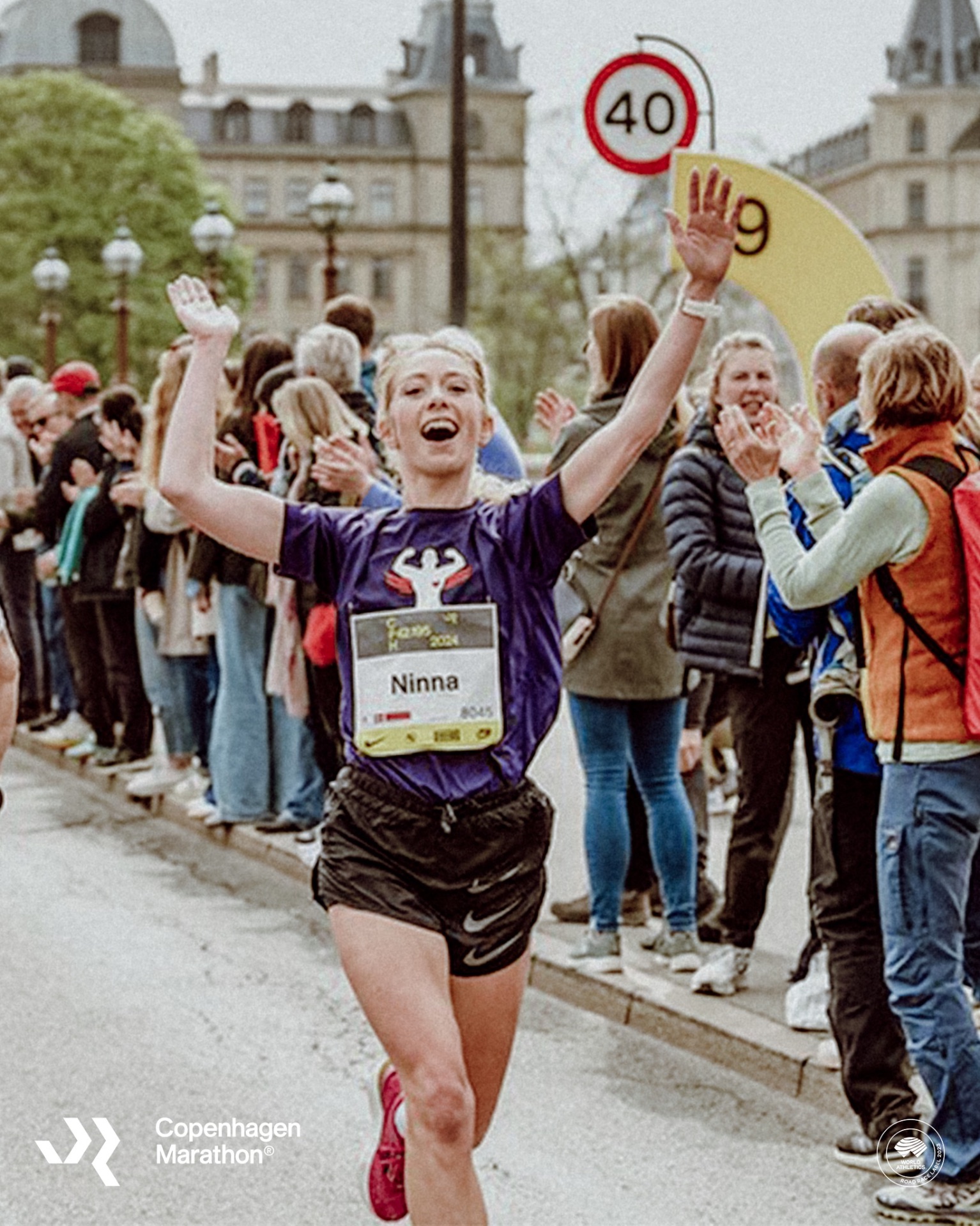 Løber jubler ved målstregen under Copenhagen Marathon